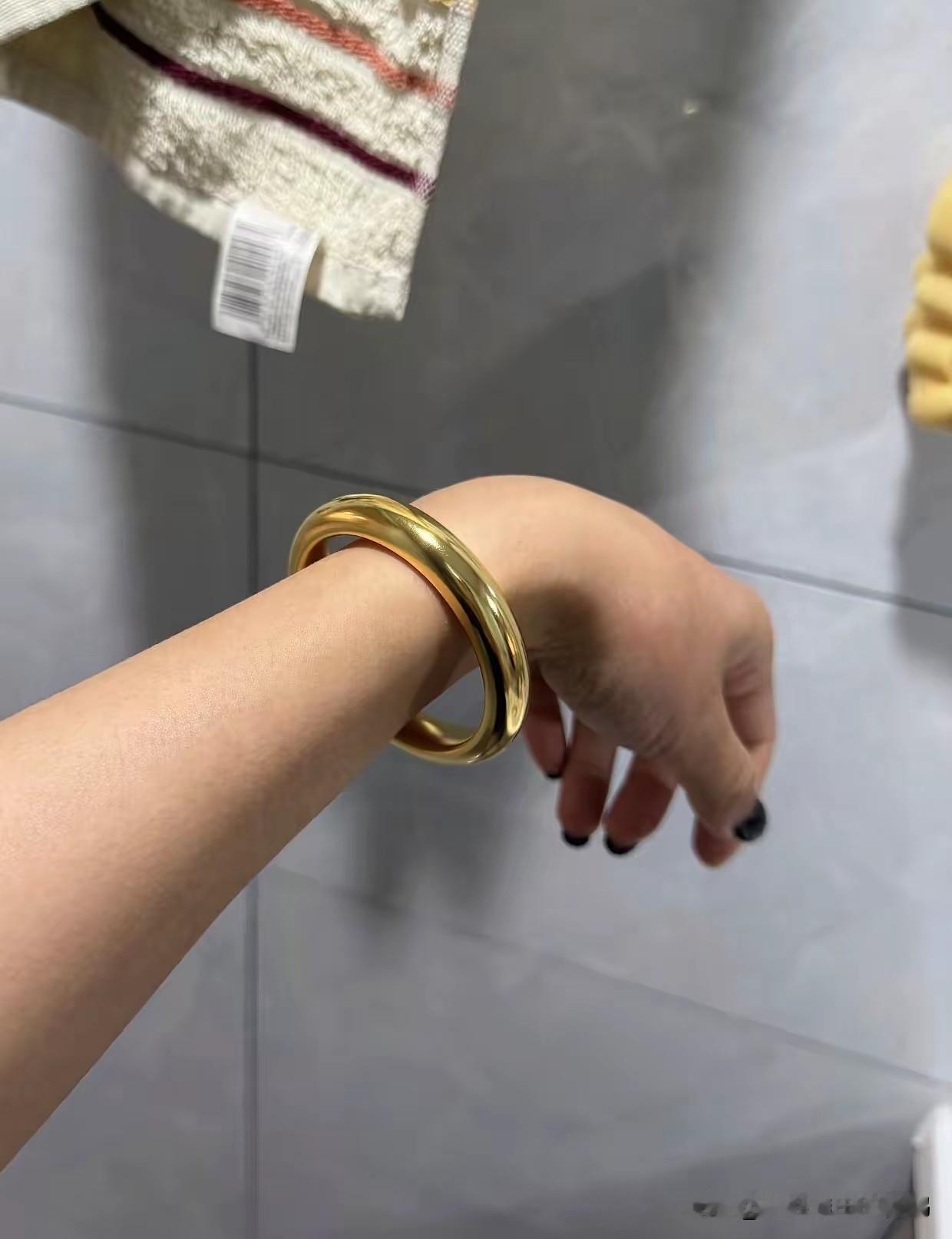 一觉醒来。
从今天开始10月21日，金价暴涨，又一个80克的金镯子，价格轻松超过