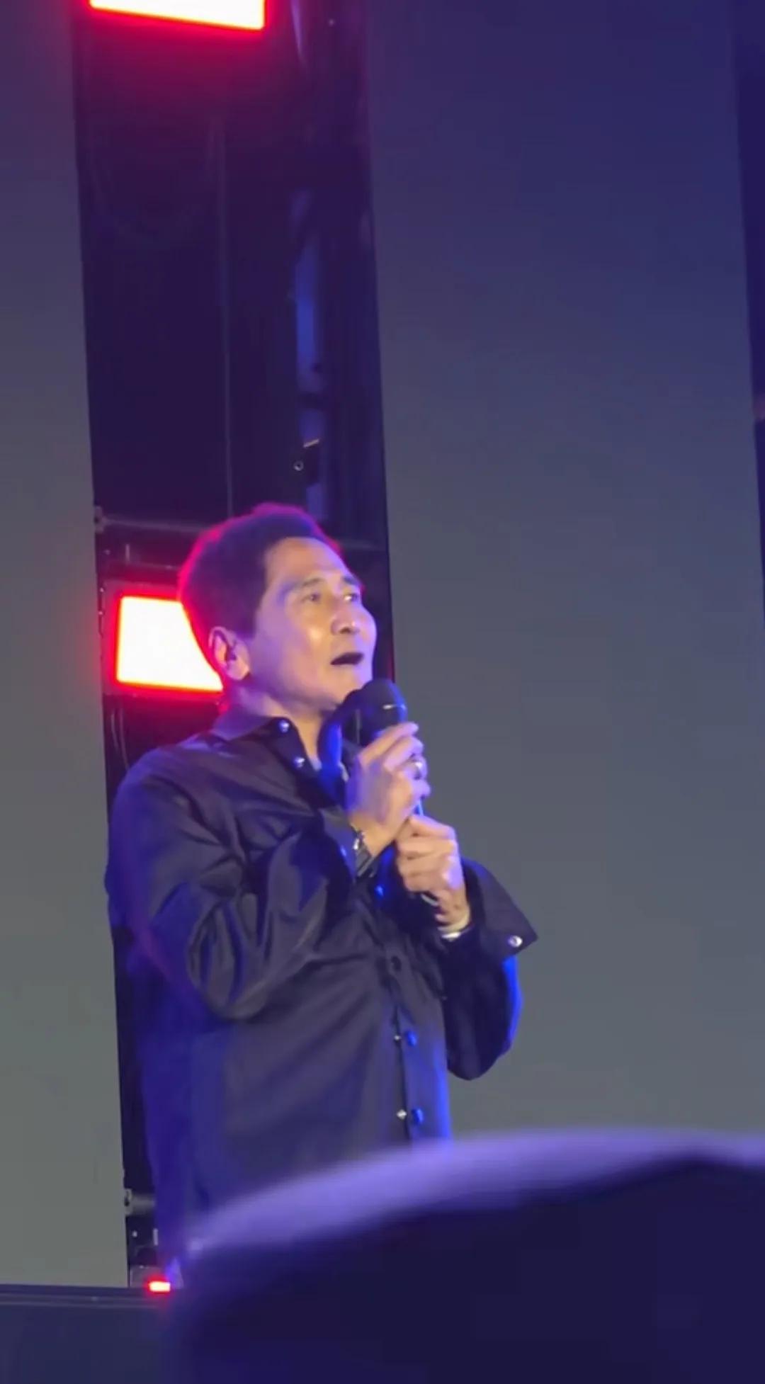 老年的齐秦，往日的的俊逸与神韵竟然都找不到了，往日的男神，好像不见了，看来刘德华