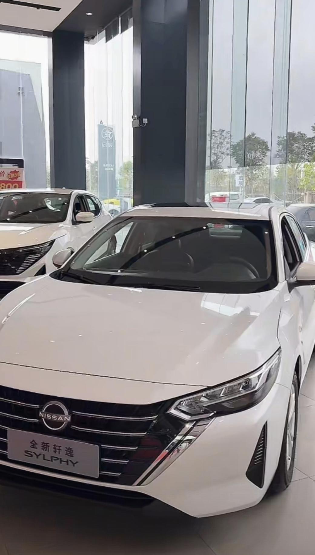 现在轩逸是好几代同台销售，不过对比下来，感觉还是十四代的轩逸颜值最高。感觉它的车