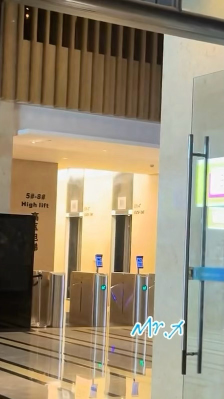 看了一下，好像确实都是边上的电梯出来的，就是不知道我们家电梯情侣是不是一起
