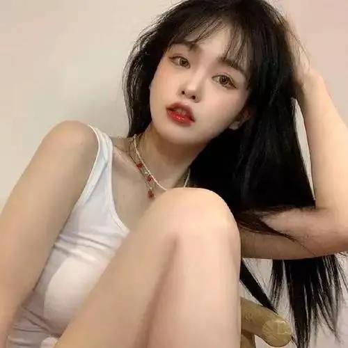 清新少女，白衣飘飘，红唇微抿，优雅动人温柔白裙少女 白裙少女感 清秀美少女 海边