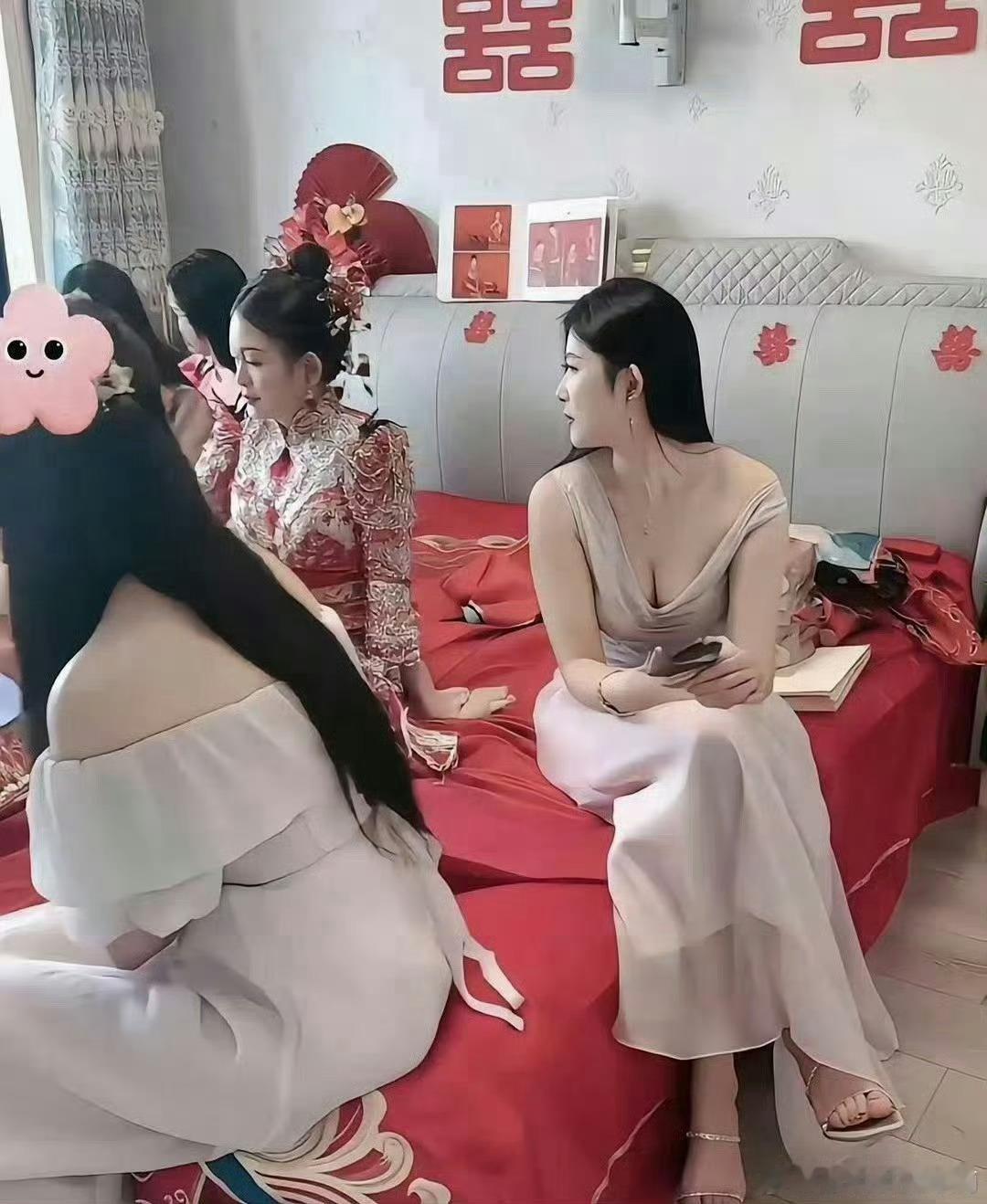 今天参加婚礼发现伴娘颜值超高，居然比新娘还抢眼。 ​​​