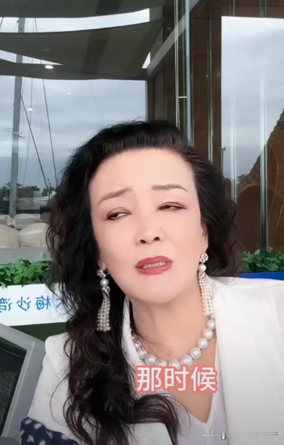 张兰点赞网友评论：

汪小菲是有抚养权不是探视权 ，汪小菲是有权把孩子带回北京的