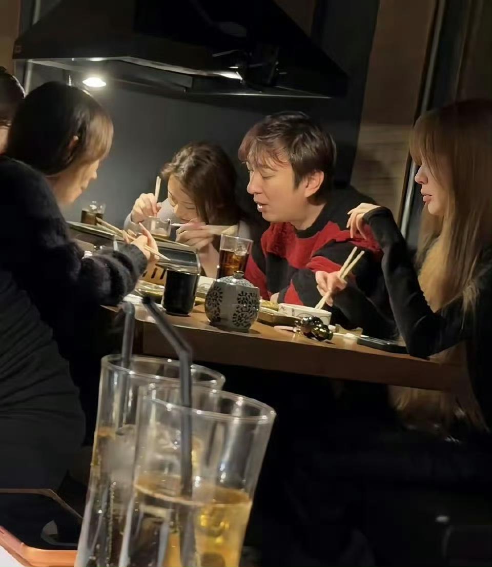 王思聪携一众女伴吃路边摊，消费虽然降级了，但女伴的质量一直杠杠的。