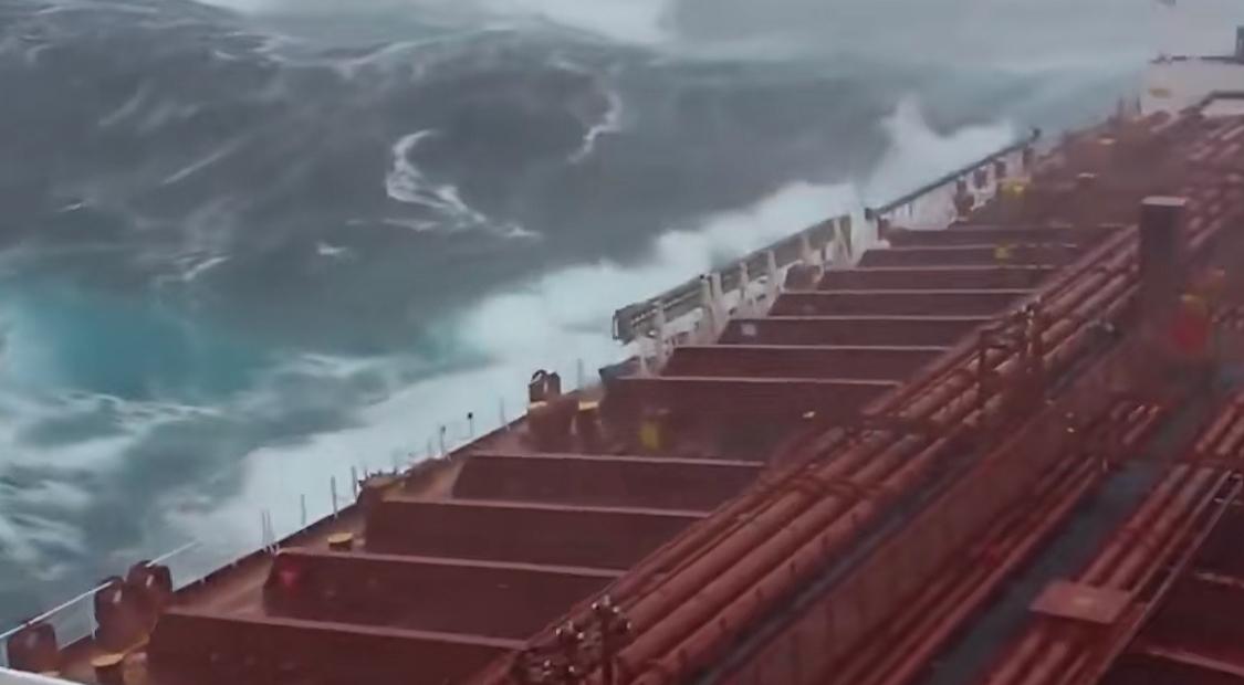 朋友的哥哥做船员，听他说在海上工作真的很枯燥的。没经历过不会懂，但是看见波涛汹涌