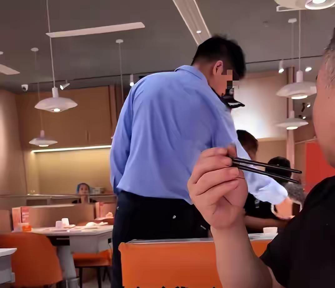 在这个平凡的午后，青岛的万达广场似乎和往常一样繁忙。人们匆匆而过，商场内的笑声和