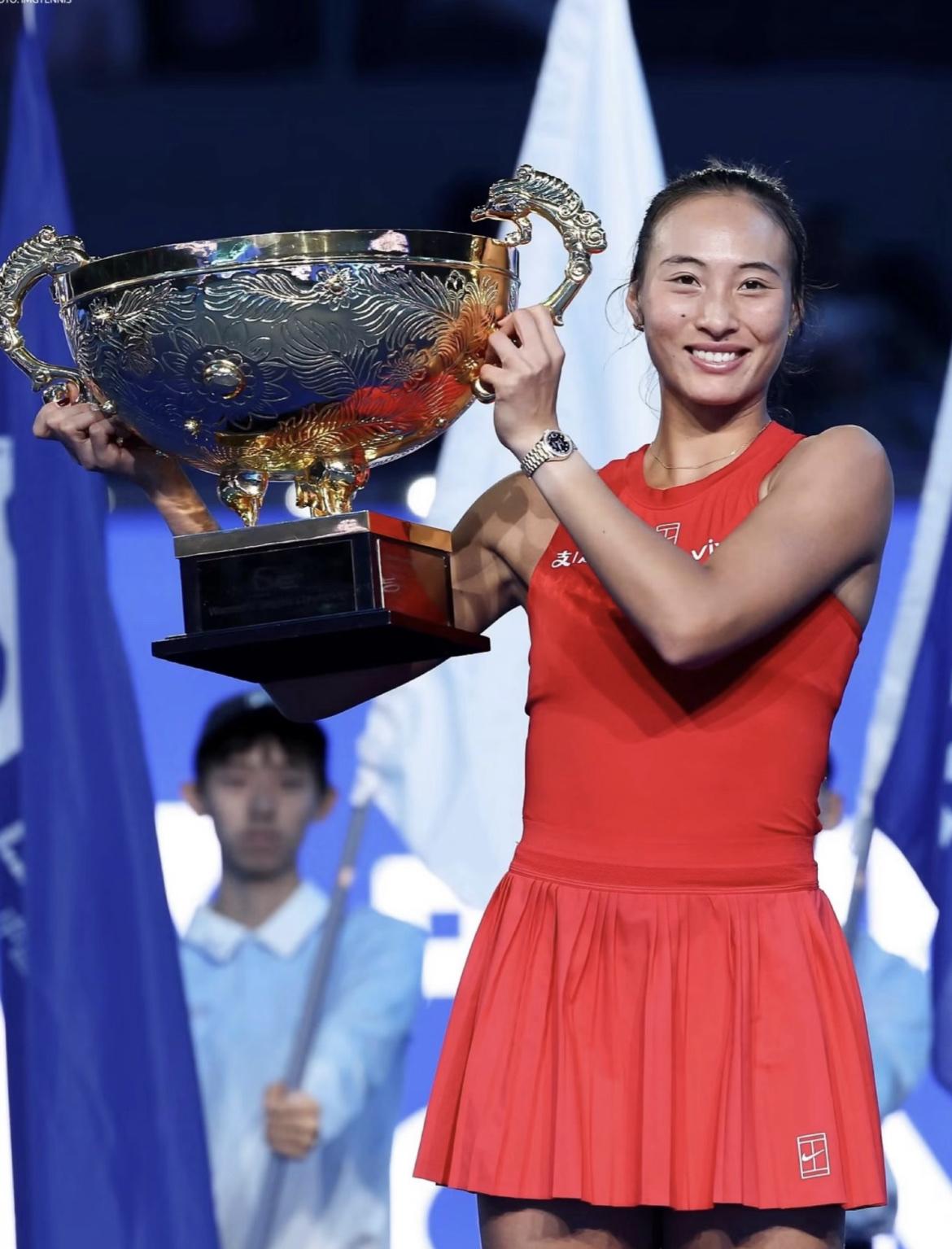 不是我说
2026中网，
到底是哪个天才想出来的，竟然设计了这么一个“丑”的奖杯