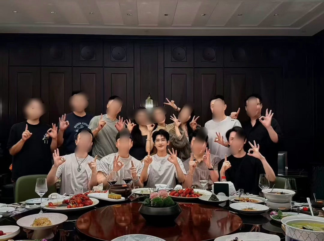 杨洋同学聚会合照杨洋军艺同学聚会合照杨洋军艺同学聚会合照！这个男人怎么几十年如一