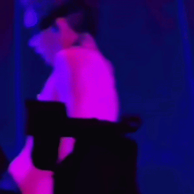 一头埋进妻子的温暖小腹中 