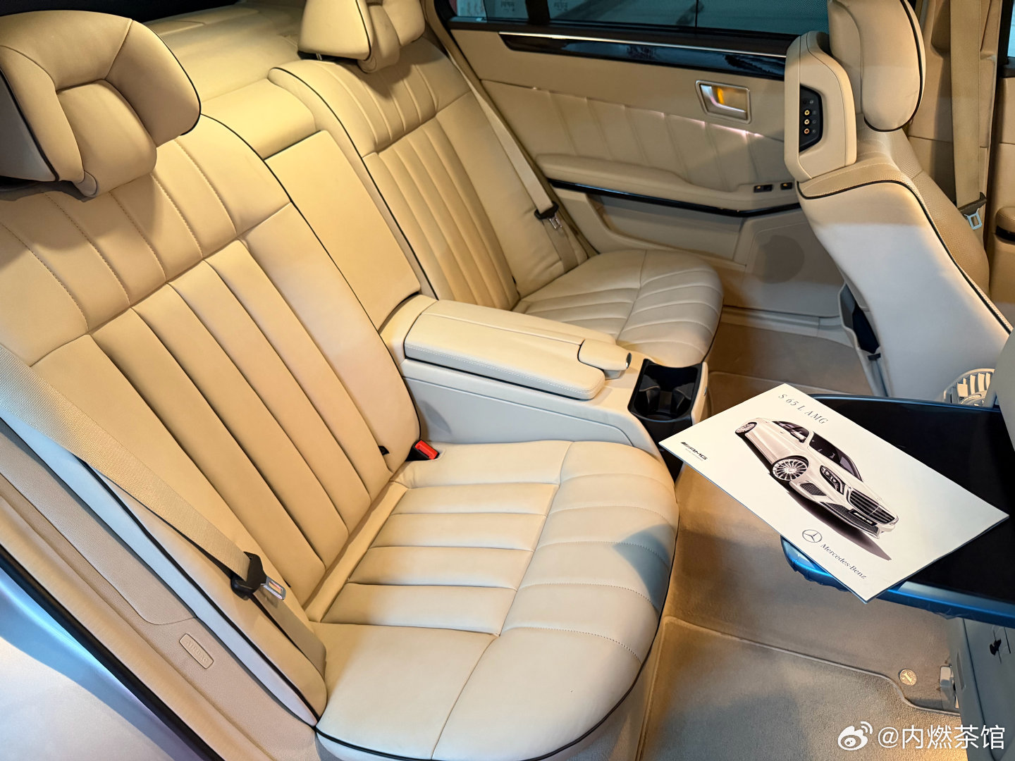 收快递之E400L，作为大陆正式引进的顶级W212实在是太高级了，相比之下我的丐