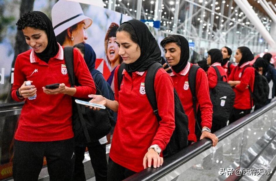 除了留下的7人之外，伊朗女足已经踏上了回家的飞机。据悉，伊朗女足乘坐的马航MH1