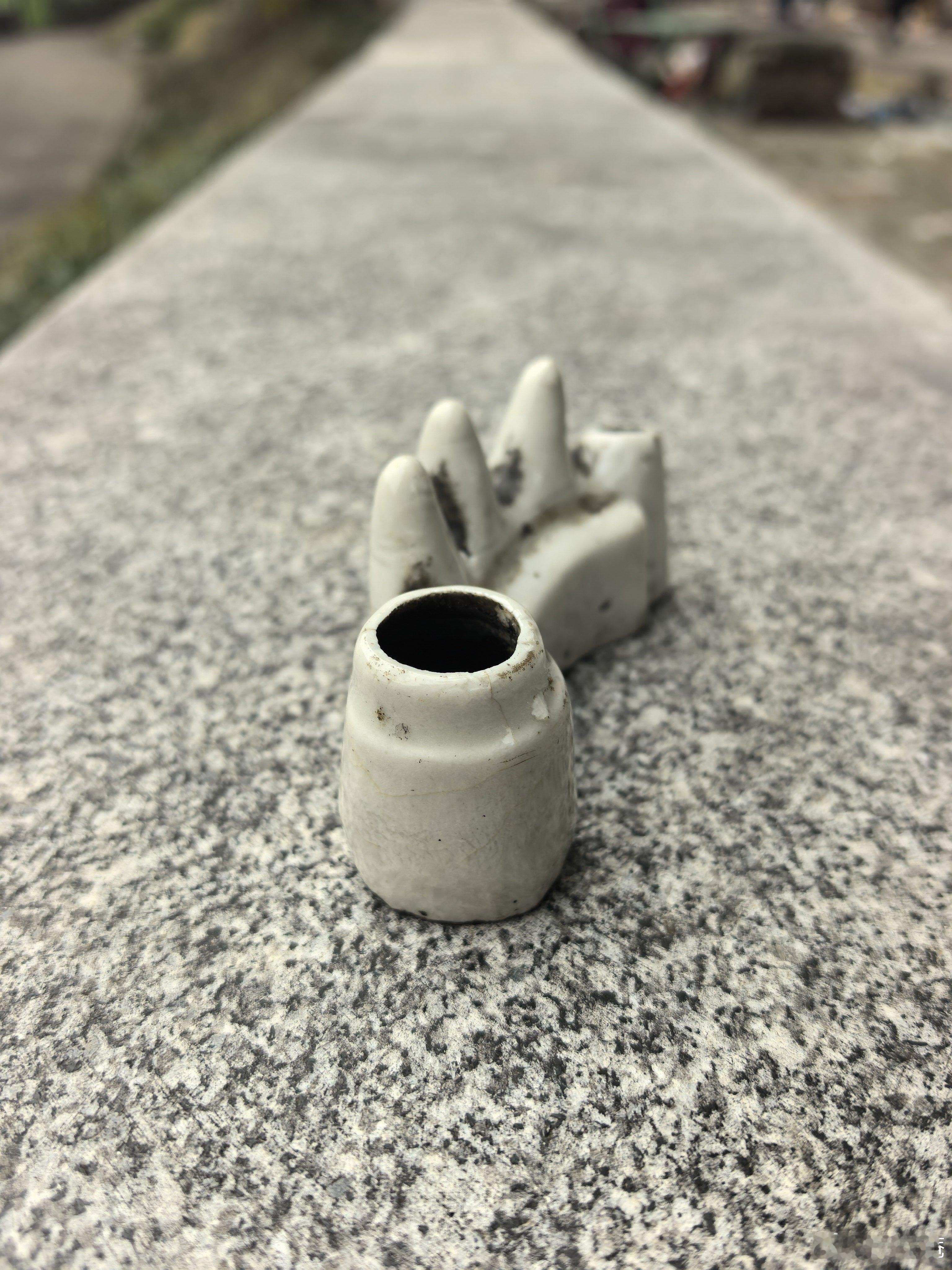 漠宏庵中国国家博物馆  笔架在古代又称:笔床、笔格、笔枕、笔搁。笔架是书写绘画间