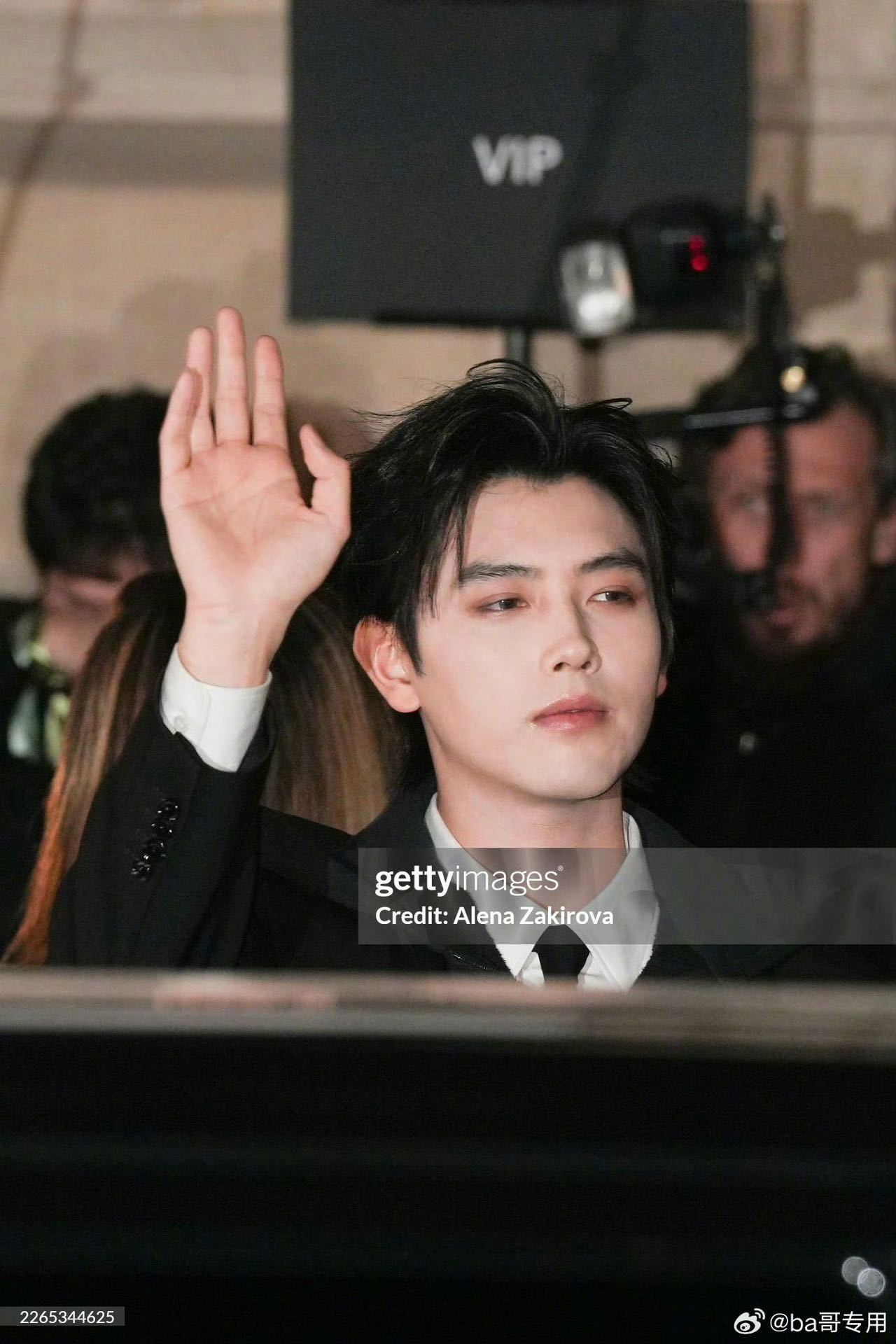 陈飞宇pp秀场同框 两位帅哥仅凭眼神致意与默契站姿就勾勒出松弛氛围，无声的互动反