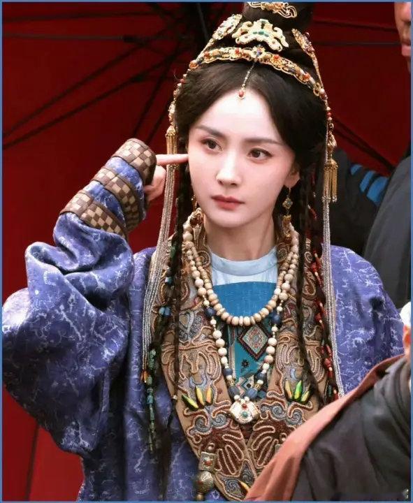 杨幂教小演员演戏杨幂片场教小演员演戏🈶，杨幂片场教小演员演戏是温温柔柔的幂姐~