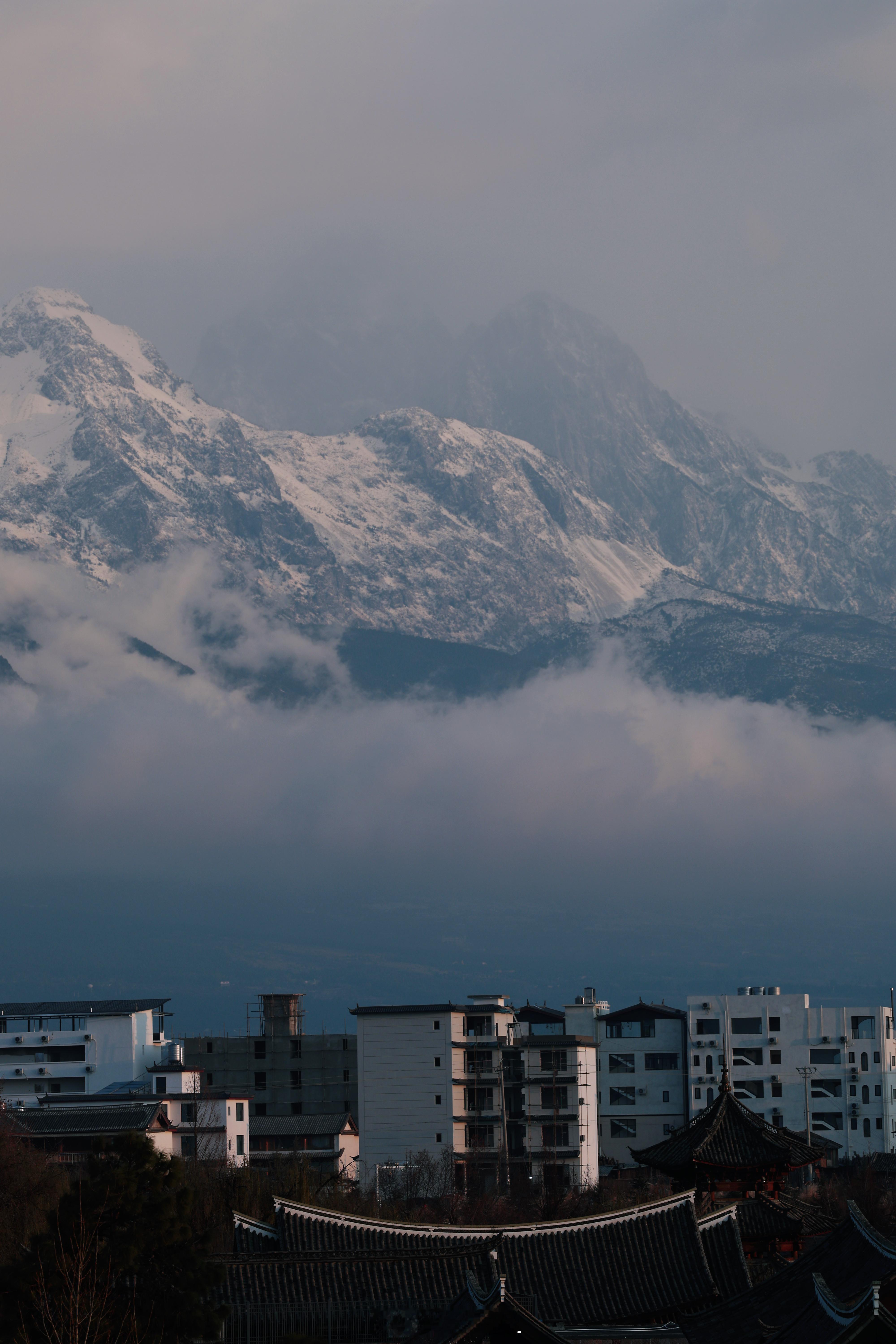 住在村里清晨醒来就看到的美丽风景云南玉龙雪山 每天都是不一样的！  