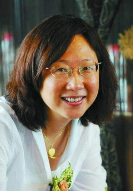 陈彤是中国内地作家、编剧，毕业于北京师范大学。她的作品涵盖了随笔集、短篇小说集、