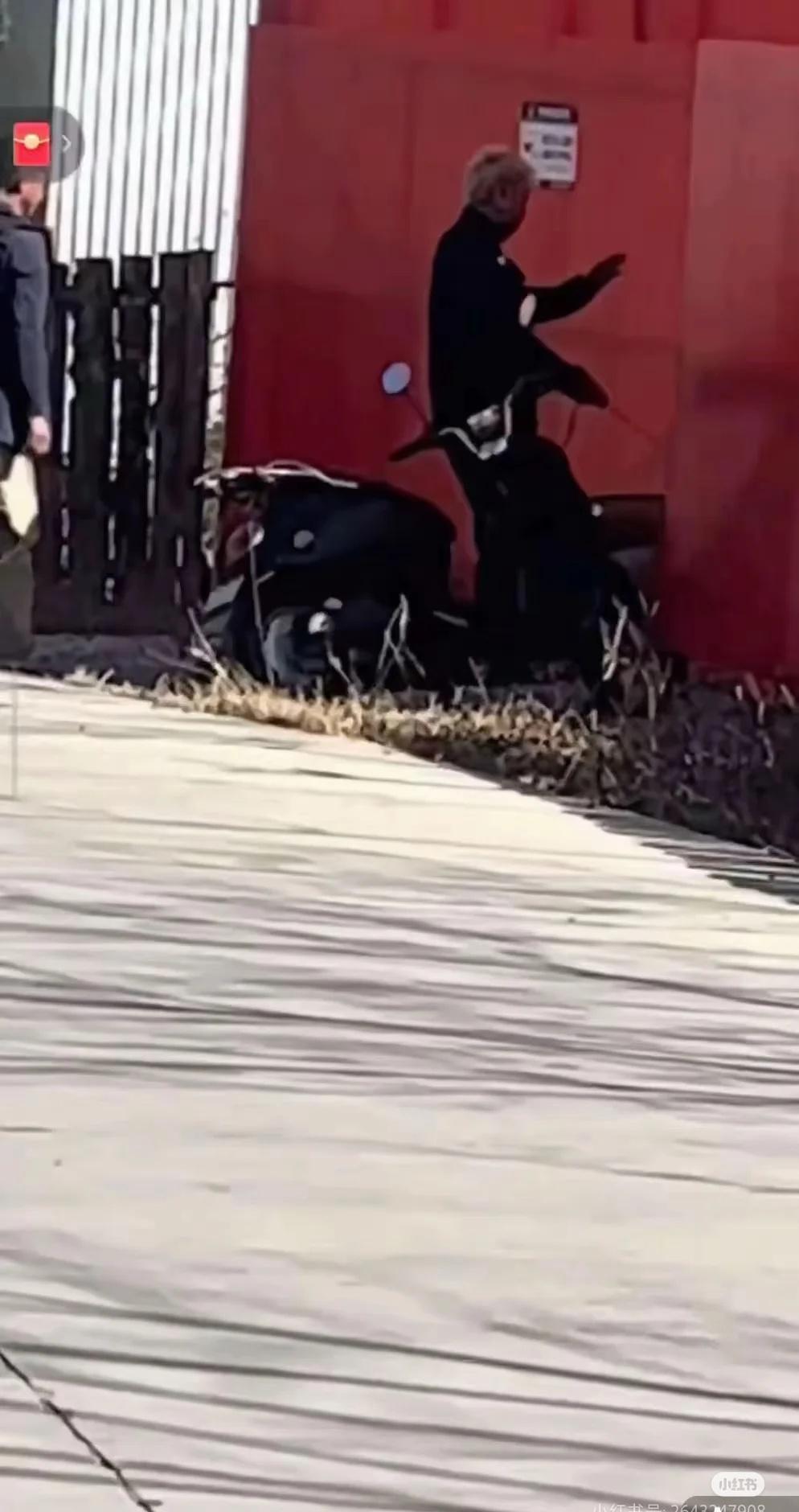 炸裂三观
危险驾驶请勿模仿 道路千万条安全第一条 摩托车 安全驾驶请勿模仿 机车