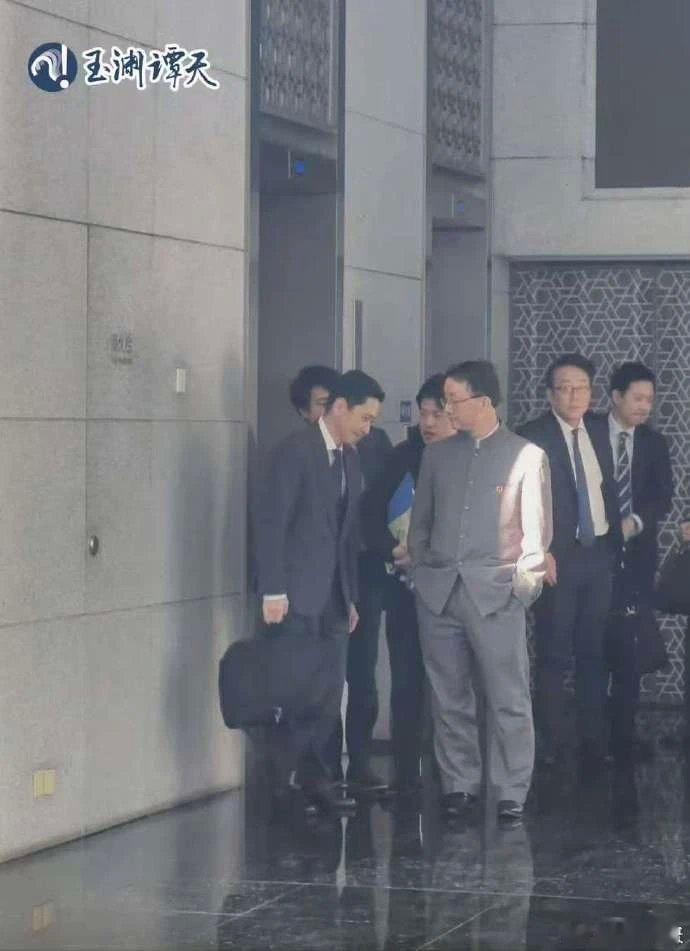 这就是日本人的反差，表面看起来是不是挺有礼貌的？实际上就是有小礼而无大德。表面对