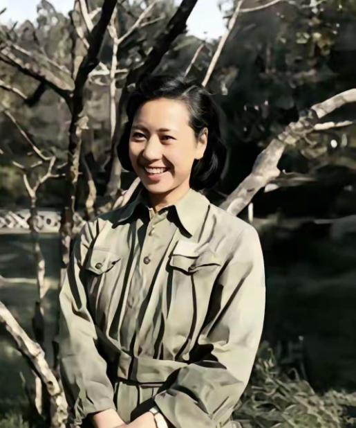 潜伏英雄赵幼芷，看似不谙世事柔若无骨的女子，实则打入军统上海要害部门潜伏长达三年