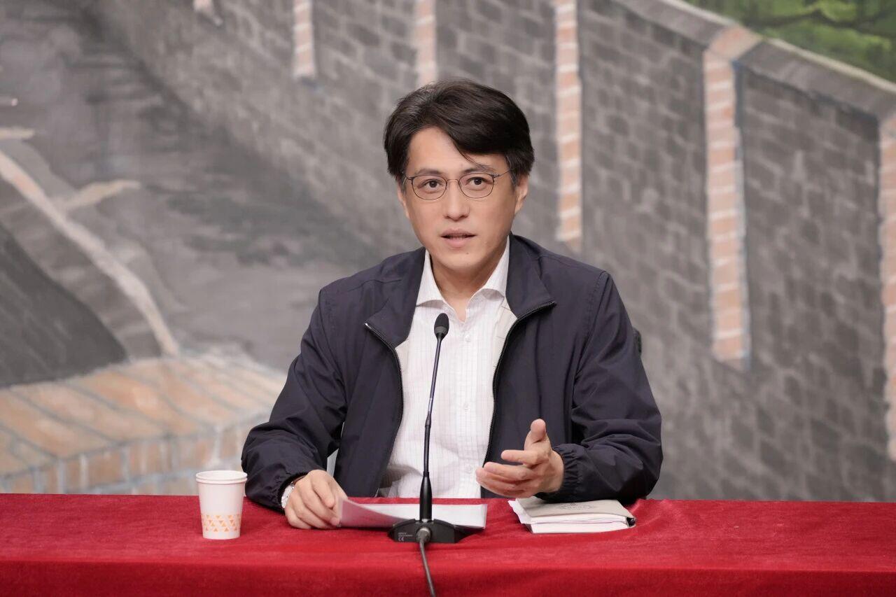 1. 演技稳、气质正
自带儒雅成熟的气场，台词功底扎实，角色分寸感极强，不浮夸、