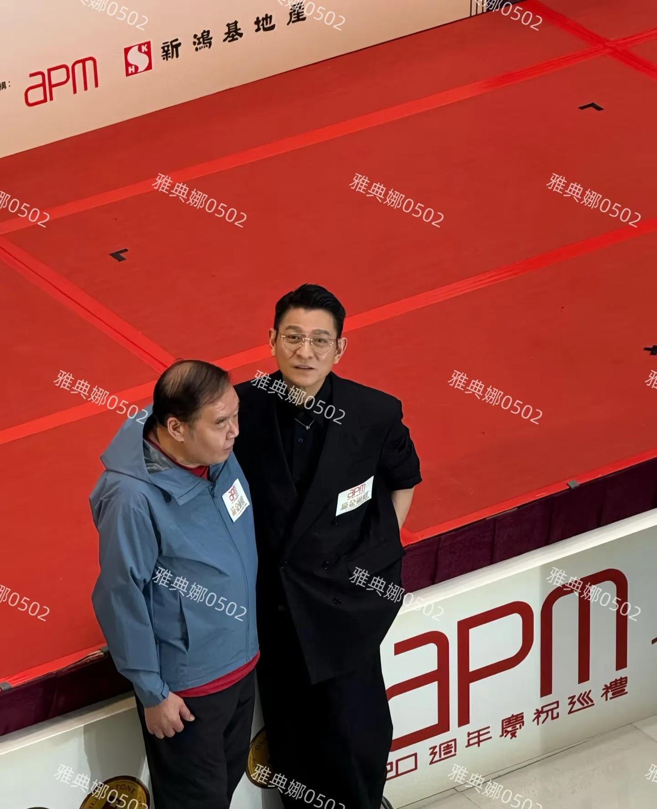 如果你不是亲眼见到刘德华你完全没有办法感受他本人到底有多年轻，多靓仔!
怎么会有