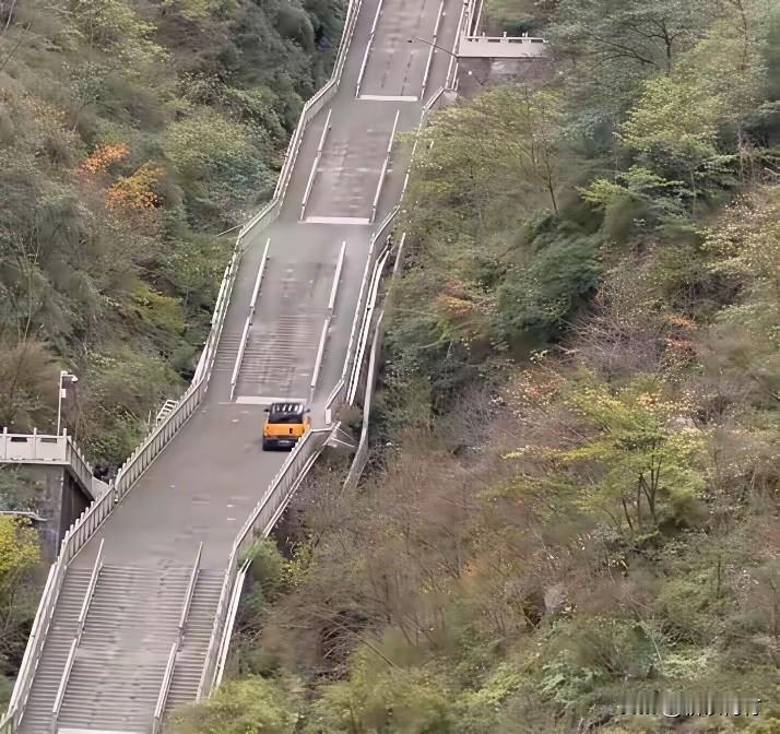 尴尬了！某汽车挑战张家界天门山999级台阶失败撞护栏！

多年前路虎曾经做过类似