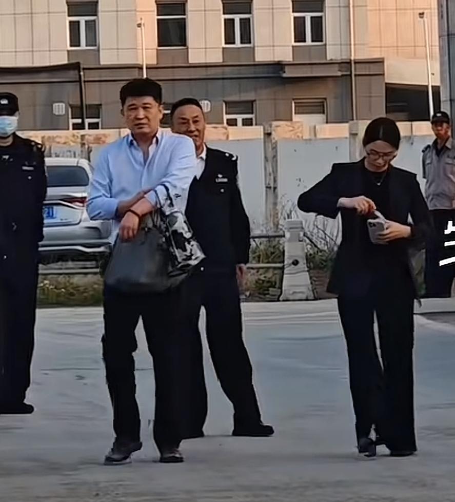 崔丽丽：未来我带不带货，都是我崔丽丽的权利。我本来就是销售出身，任何人都有选择自