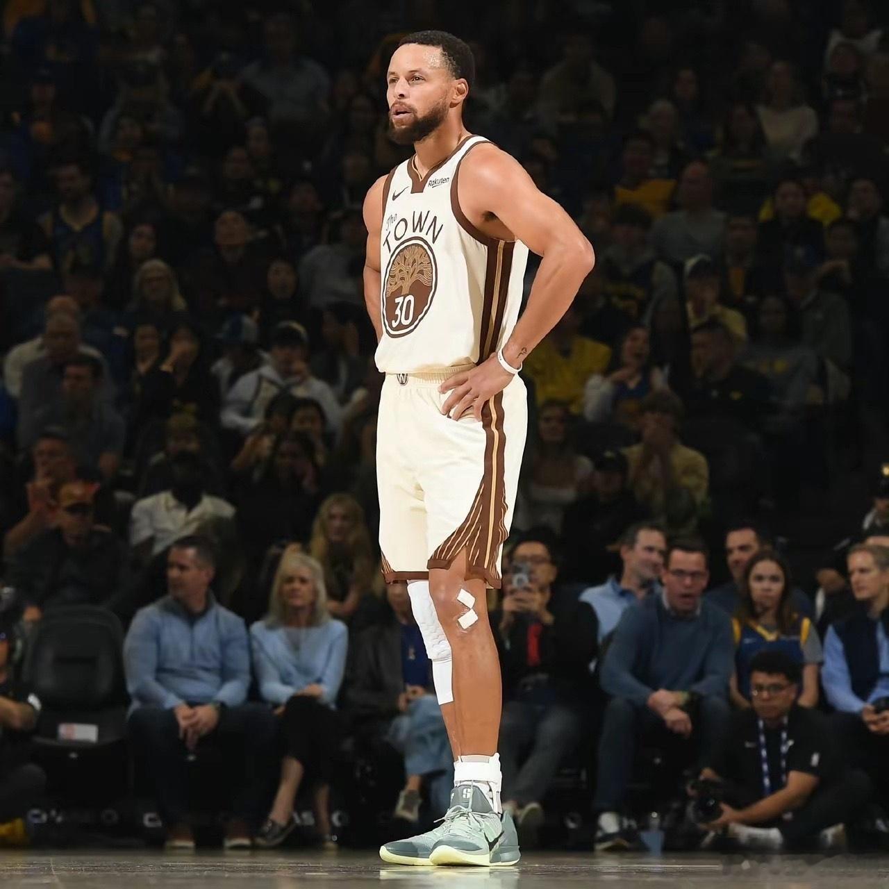 库里彻底无所顾忌了！今天主场对阵爵士队的比赛，勇士队当家球星库里直接穿了一双耐克