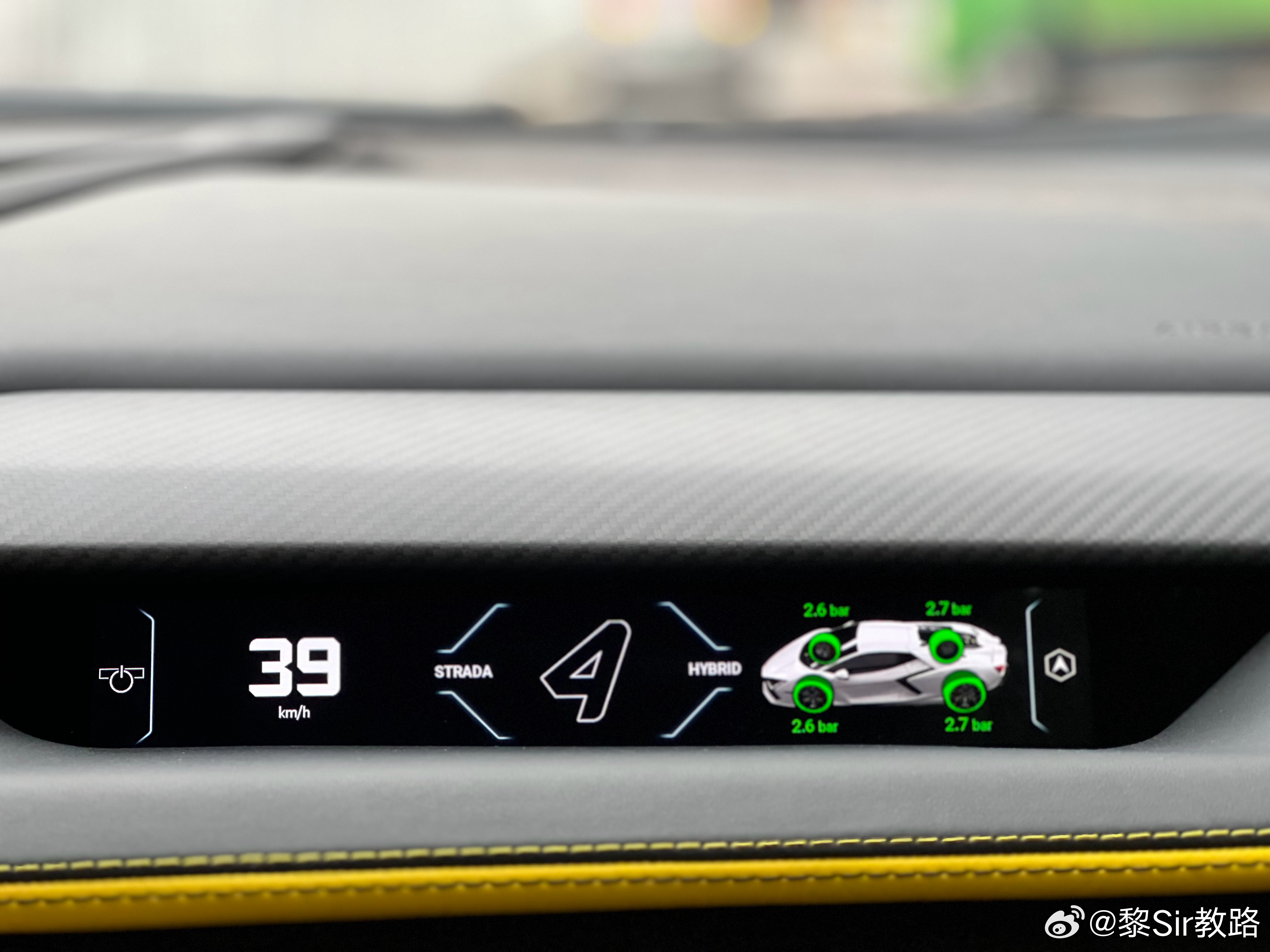 如何对待副驾的？屏小就算了，又看不到卡通片，又不能放大电影，让副驾长腿小姐姐看你