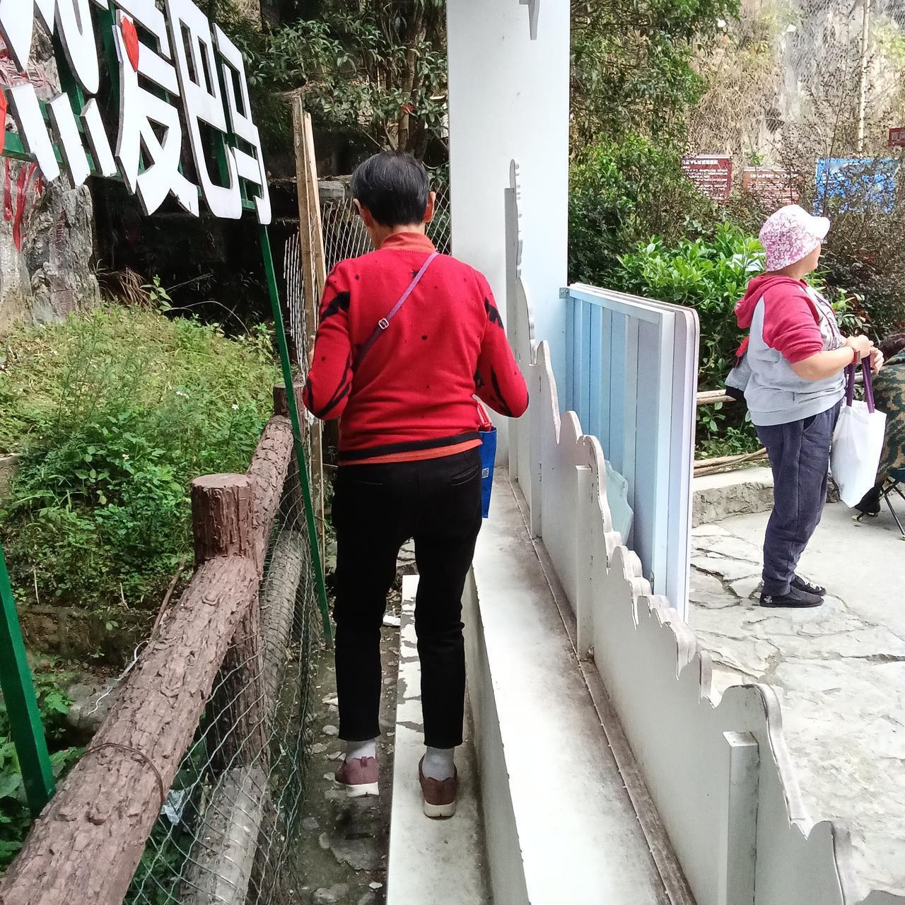 广东大姐独立养生不含糊

今天在白魔洞遇见了一位来自广东的80岁姐姐。

她约2