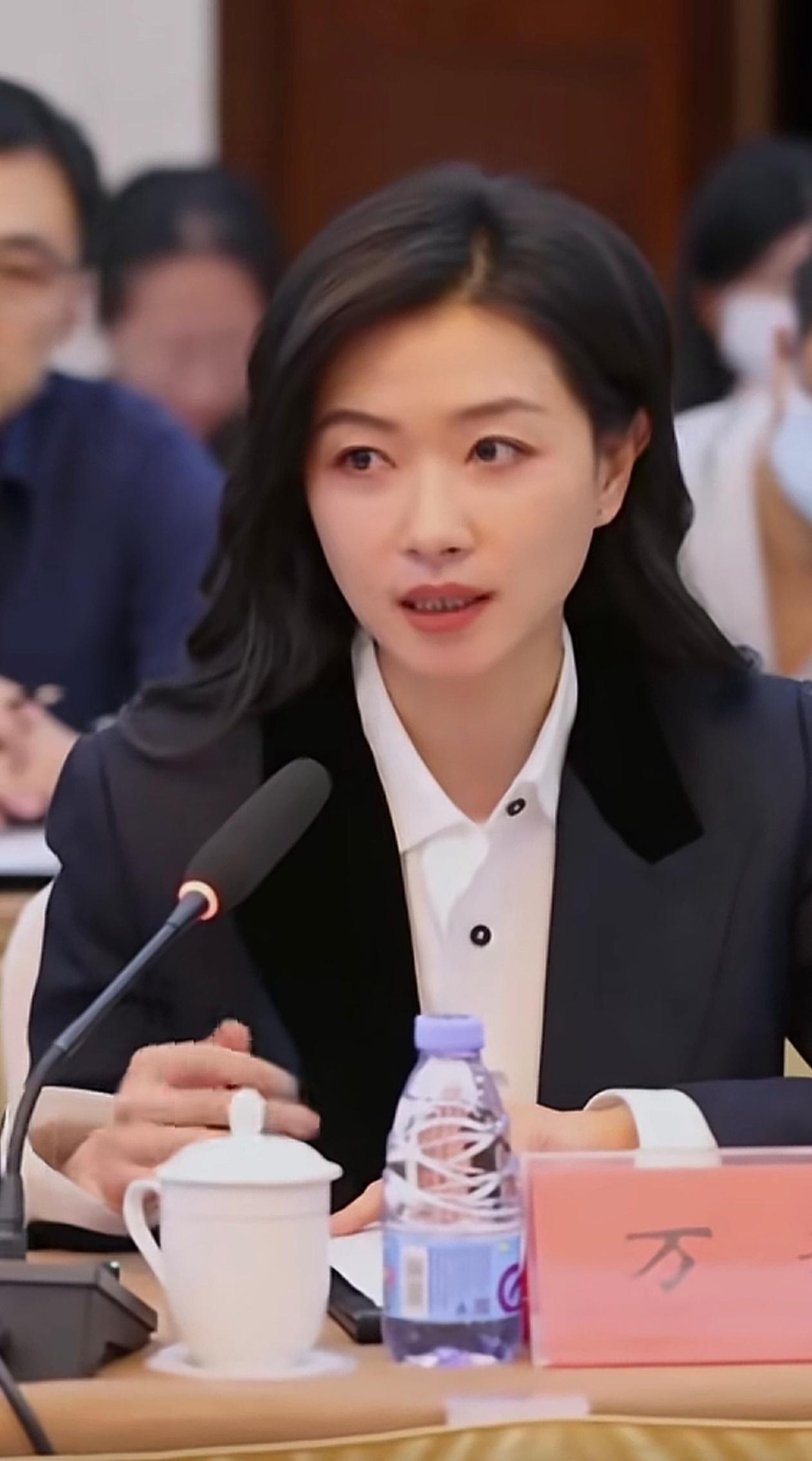 2026年5月7日，电视剧《八千里路云和月》专家研讨会在北京举行，万茜作为主演到