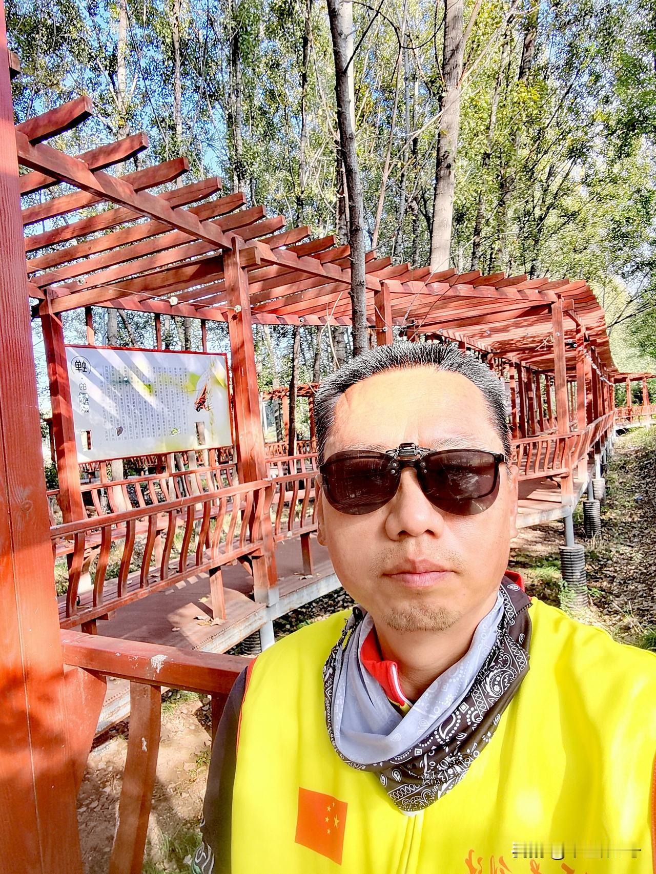 不是一夜白头。
今早骑行冯村水库，上坝面后在屈家村口的长廊休息。迎着阳光自拍，竟