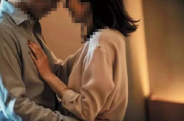 大连，一个有钱人离婚后，跟一个比他小20岁的女人谈恋爱，俩人很快发生了关系，女人