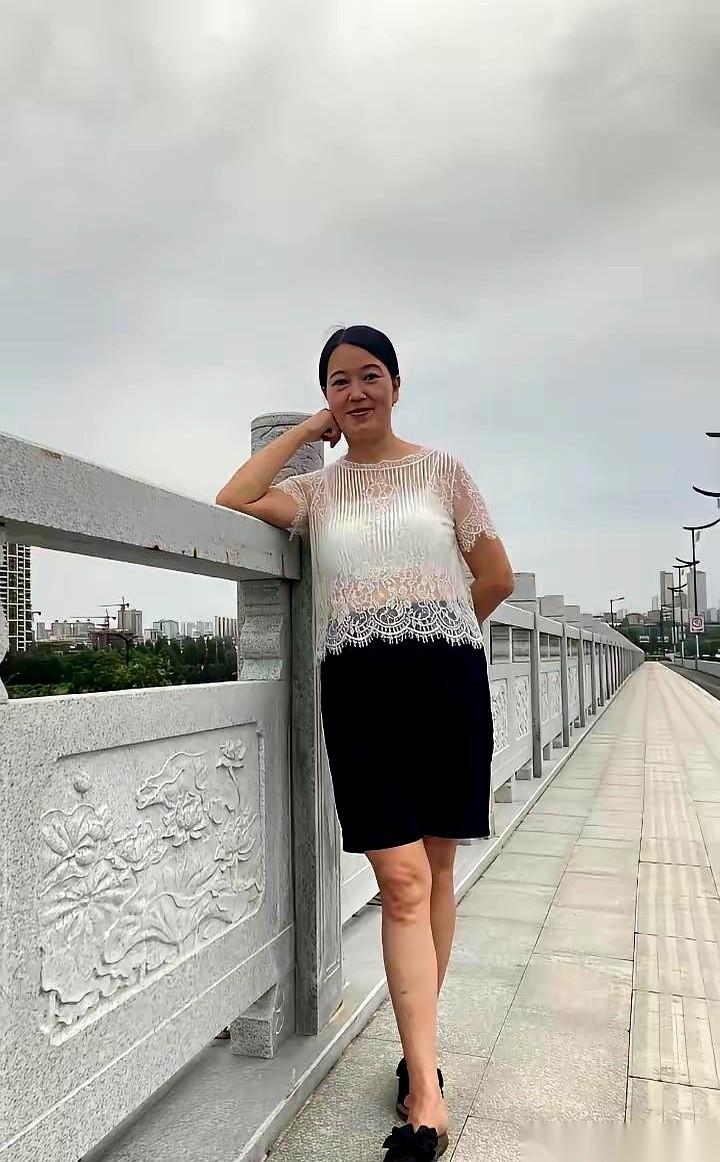水银体温计的红线飙到39度那天半夜，55岁的独居女人张琴，用后槽牙死死咬开退烧药