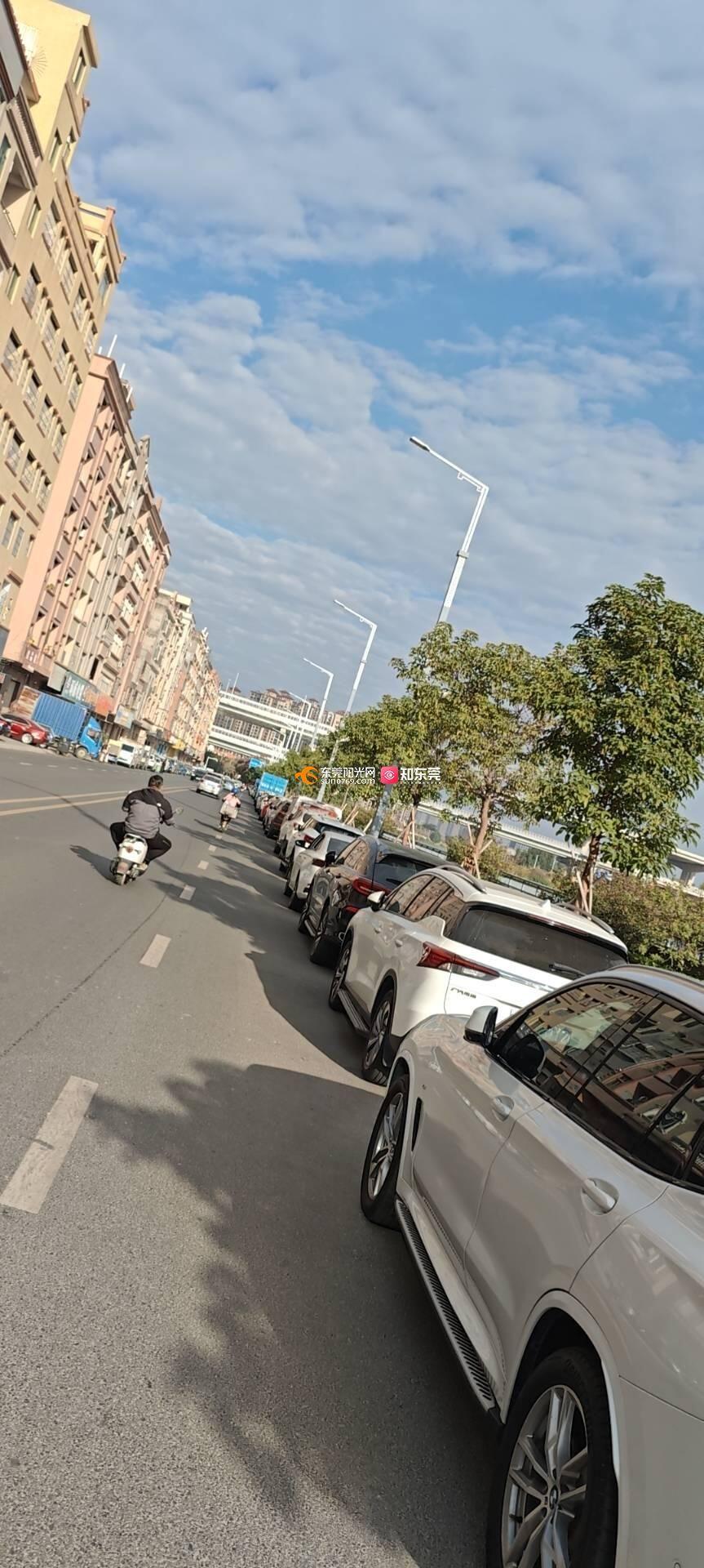 马路违停的怪现象：一整治，车位充足，无人看管，立刻停满
 
不知道大家有没有留意