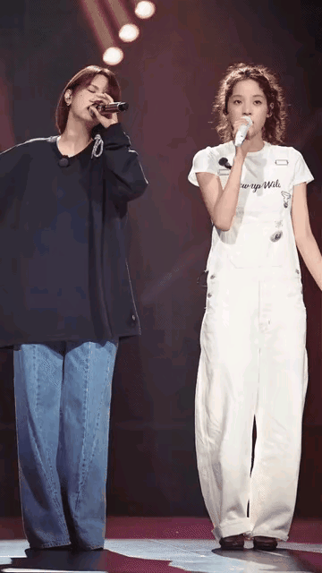 84年的杨丞琳和00后欧阳娜娜同台表演，杨丞琳看着居然和00后一样嫩。

她已经