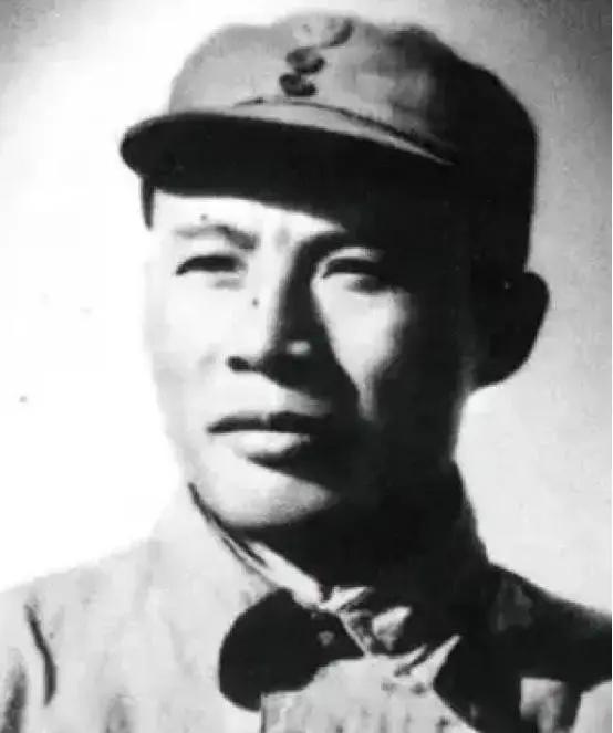 1937年，吕正操麾下一个营被日军包围，吕正操正要去营救，军长万福麟却下令：“这