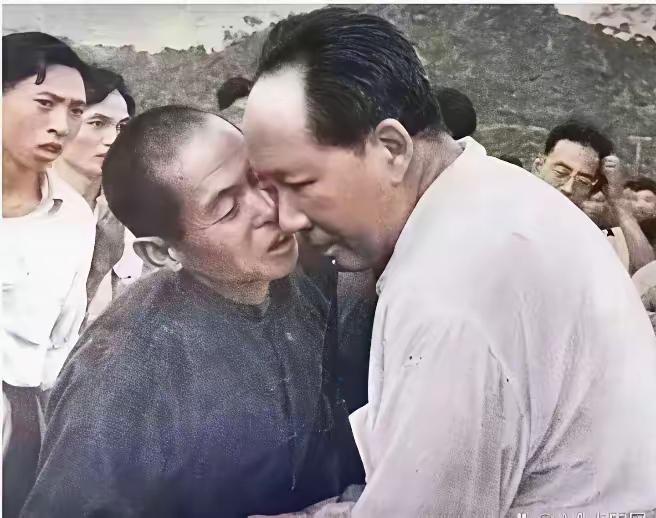 真心话茶局这张老照片彰显了毛主席亲民、敬民、为民的领袖风采。毛主席俯下身子、脸贴
