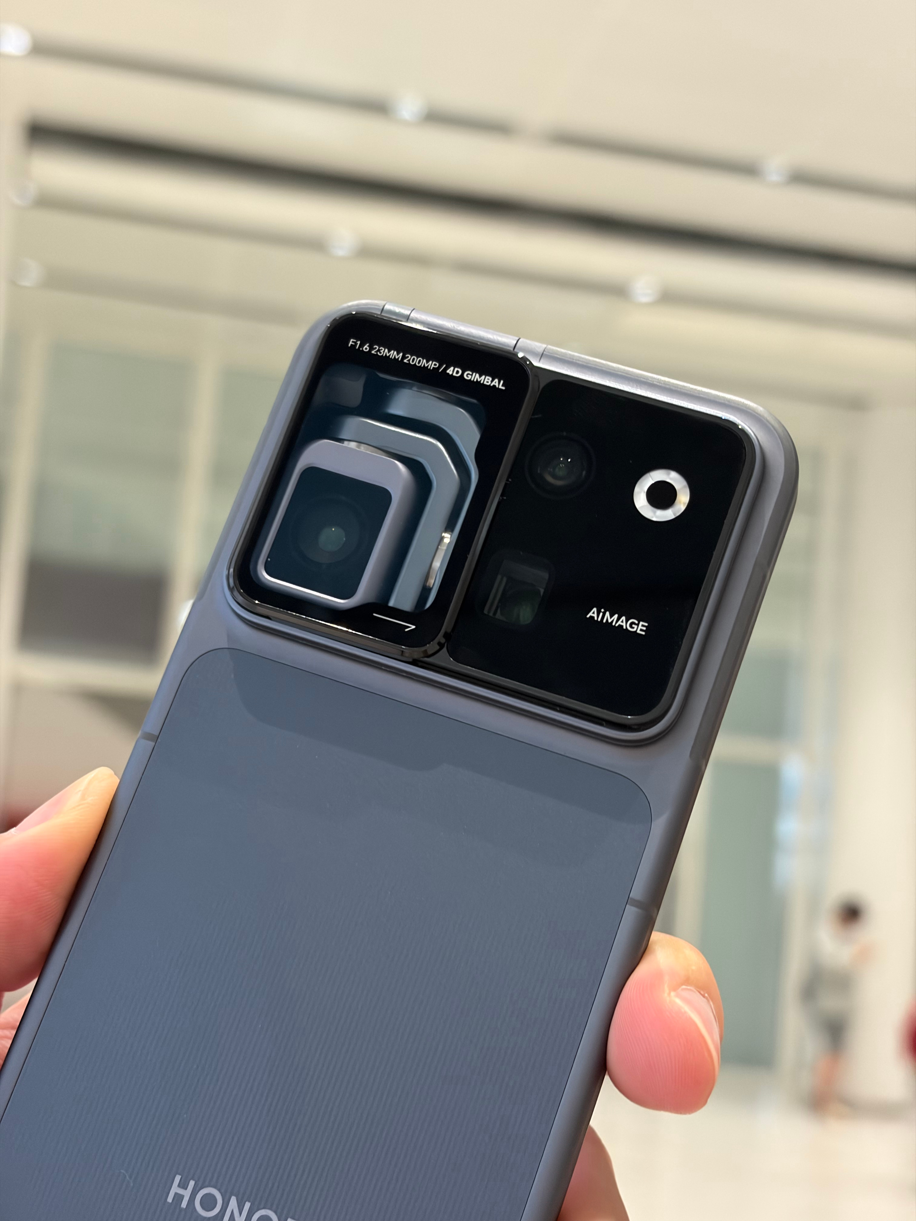 荣耀RobotPhone比视频里看着还轻，机身非常小巧，很像iPhone 17 