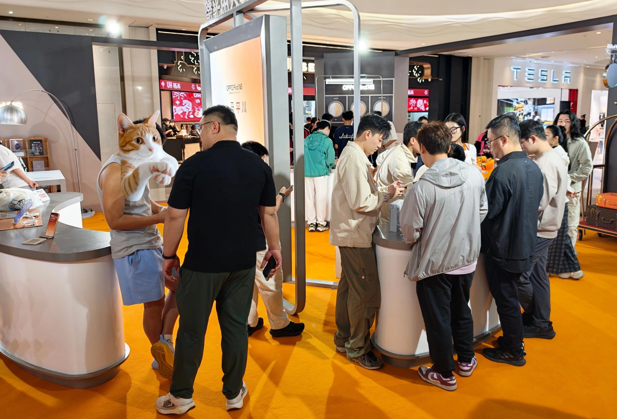 看得出大家对于“无感折痕”真的很有兴趣了，像我这附近的线下店挤满了前来...