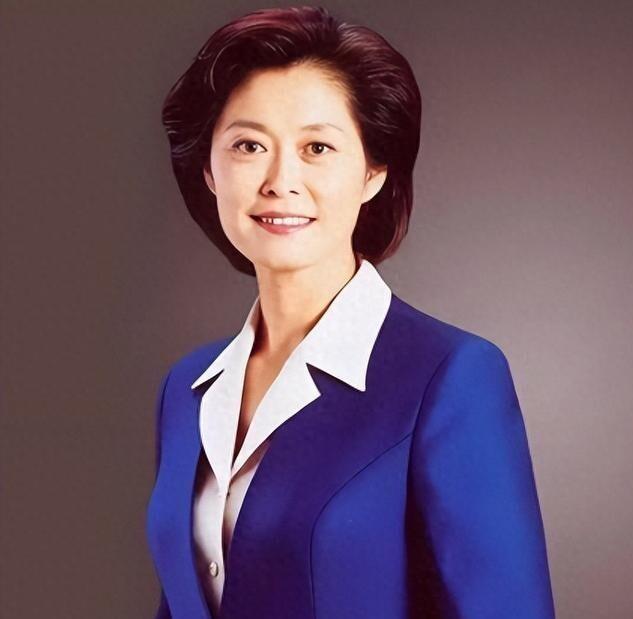 敬一丹走了，满屏都在写“时代符号”，可真正让人记住的，是她在《焦点访谈》主播台守