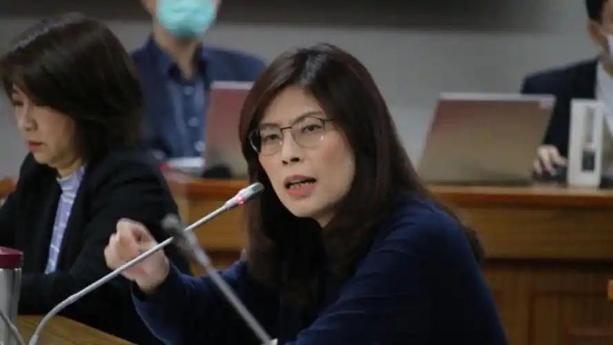 不得不服，郑丽文的手腕是真硬！
 
和县长钟东锦在苗栗县会面，一开始都还在聊天，