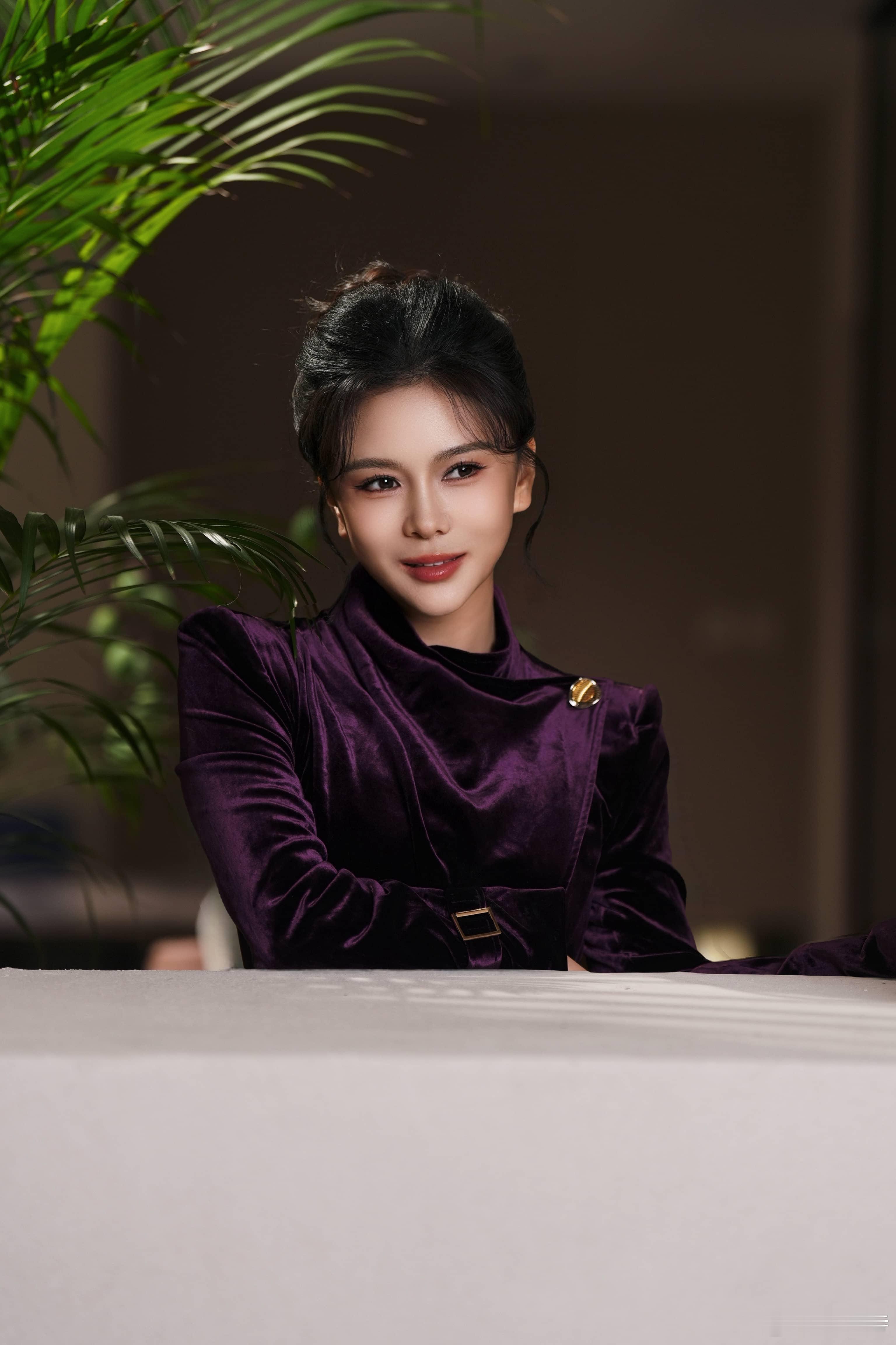 凤凰网财经主持人刘美希时尚穿搭 紫韵流光丝绒套装好戳人，既有复古沉淀，又不失现代