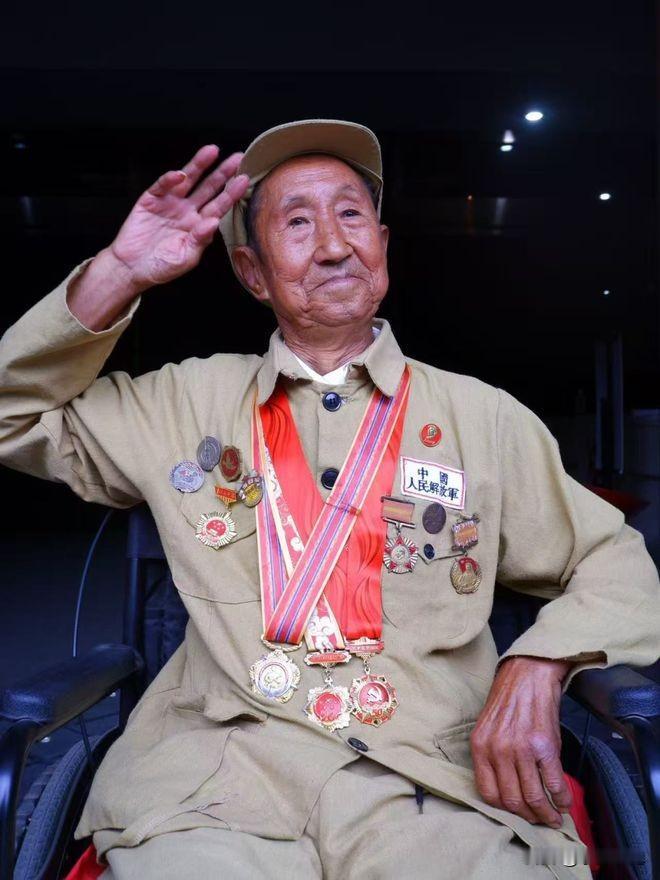 百战归乡守初心！历经千里跃进、上甘岭鏖战，百岁老兵李文廷一生奉献不停歇
 
李文
