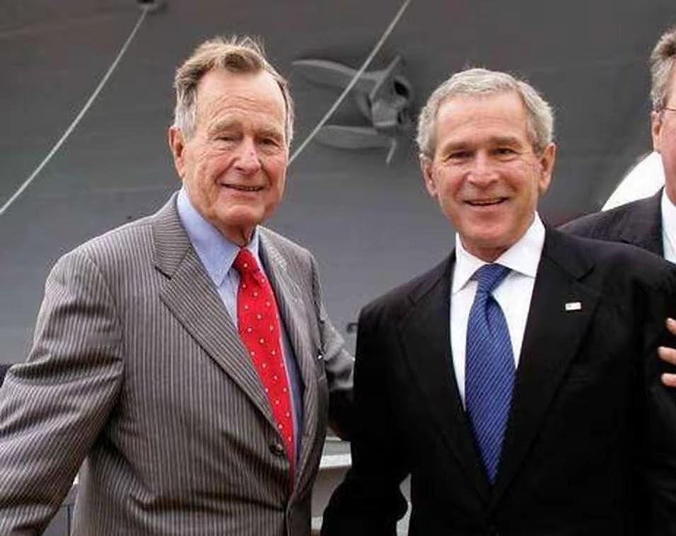 小布什有如此口碑和人气，两人功不可没！
第一个，是他的老父亲老布什。对这个儿子，