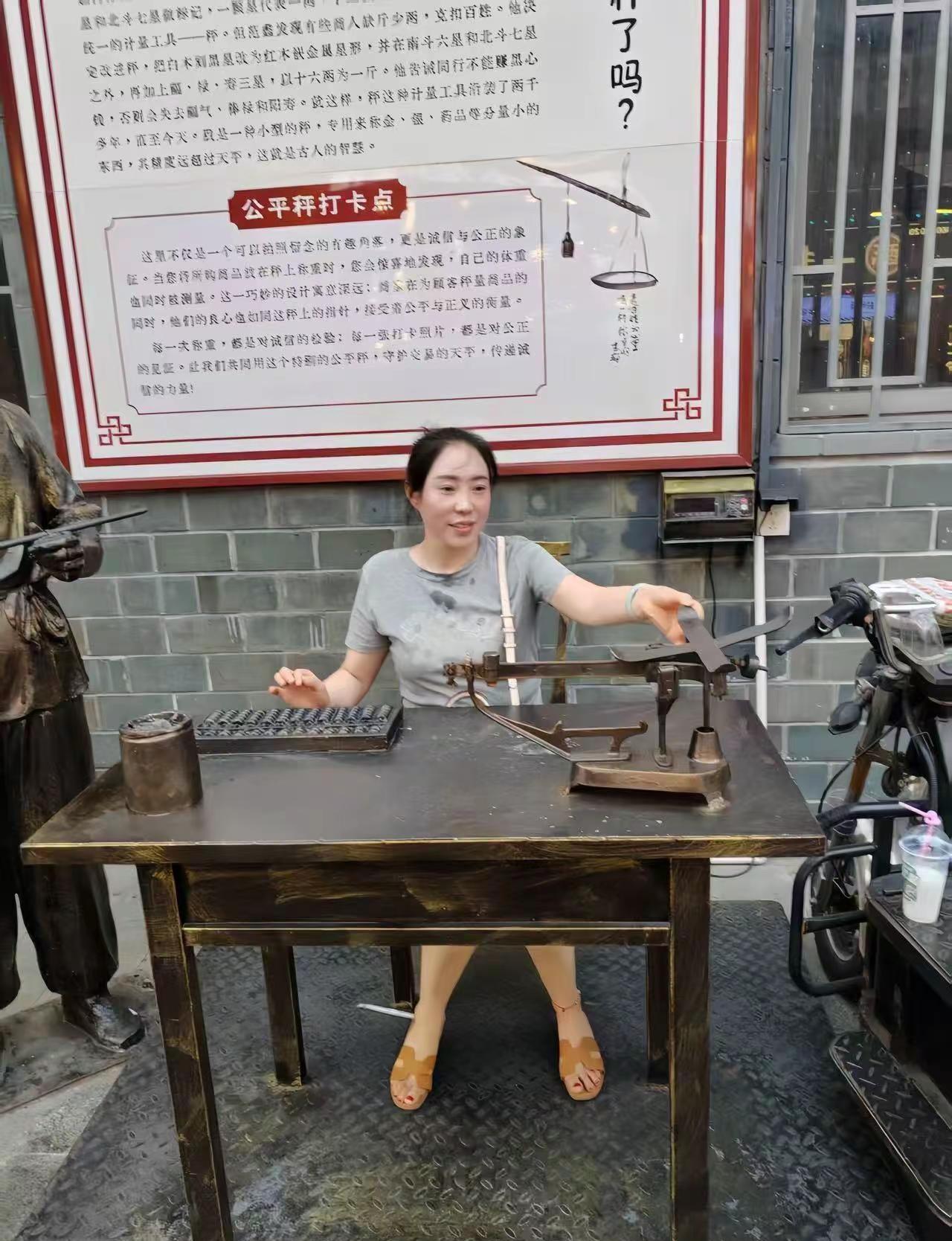 虚情假意的关系悄悄断联，活到这个年纪，早已分得清真心与客套。有些人嘴上热络圆滑，
