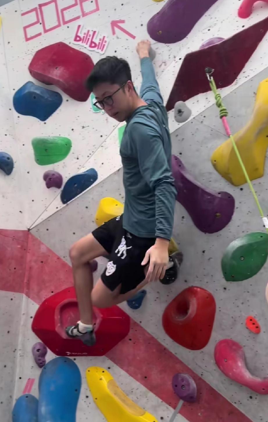 谁能想到？汉森好不容易休息一天，居然又去攀岩了，在西安。连盼盼都说“真牛，走到哪