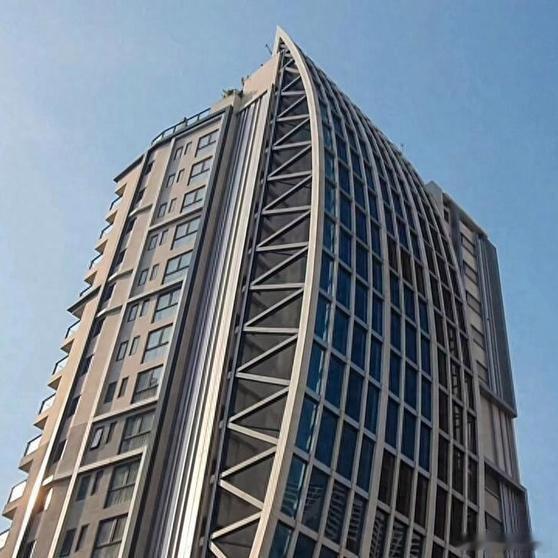 《58岁的ASOS创始人在泰国从17楼坠亡，生前因担忧前妻提起诉讼，监控拍下了他