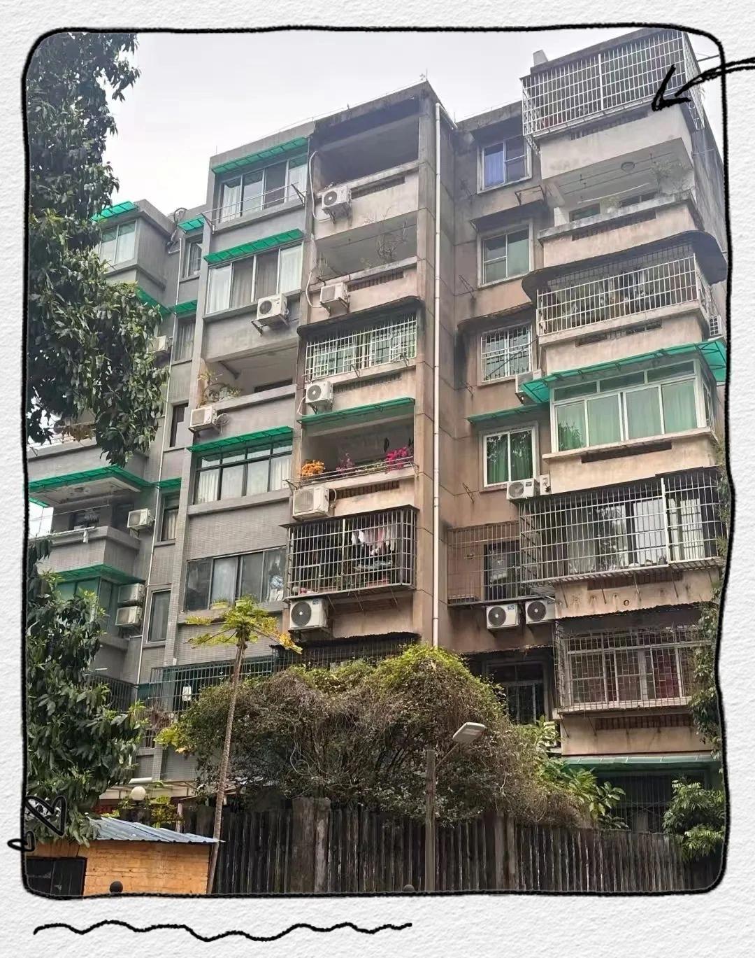 一位女士“抄底”买了8套老破小，
总共花费了330万，
现在这8套房子都租出去了