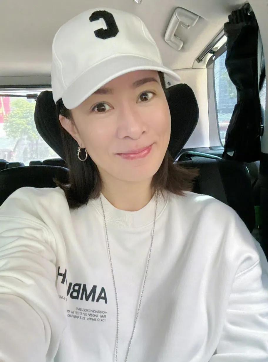 白色休闲的鸭舌帽，配上白色的休闲卫衣。让照片中的她显得青春而有靓丽。就像刚年过3